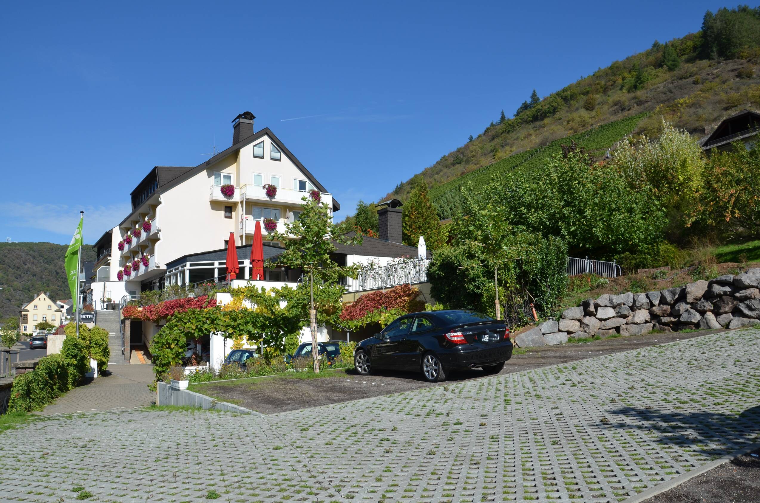 Hausansicht Parkplatz