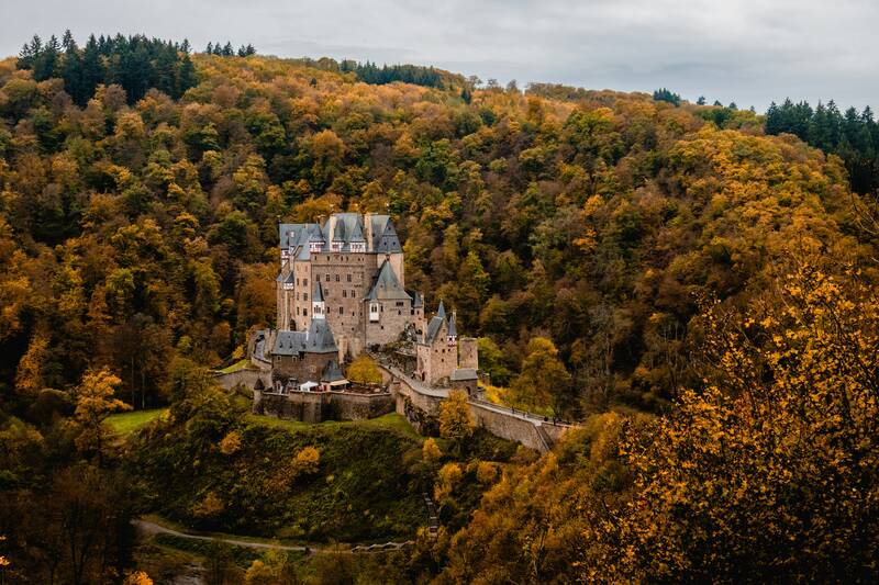 Burg Eltz in Germany during autumn

Please mention me on Instagram: @Fredpaulussen or link to my website fredography.be

Thank you!